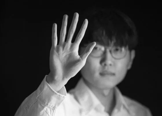 李东涛都吓得快尿了。